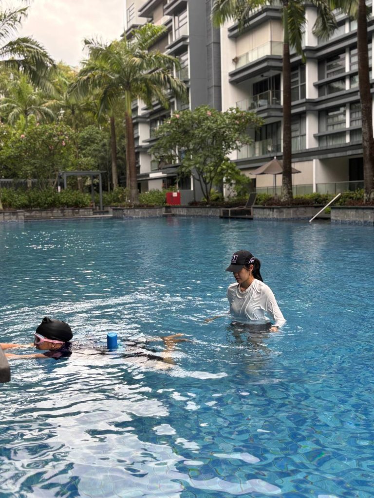 Splashiee_Mermaid_Female_Swimming_Lesson